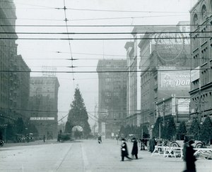 Kerstboomvakantie display op Twelfth Street tussen Locust en St. Charles Streets door Unknown